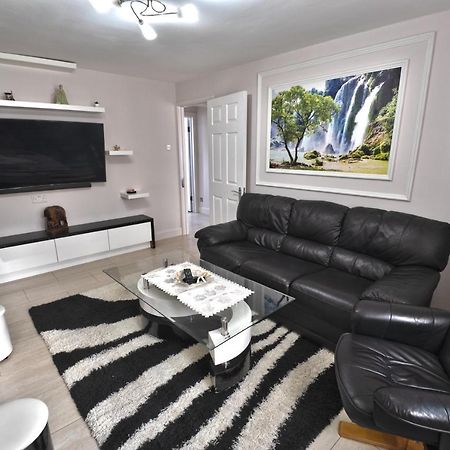 Immaculate 2-Bed Apartment In Isleworth By River Exteriör bild
