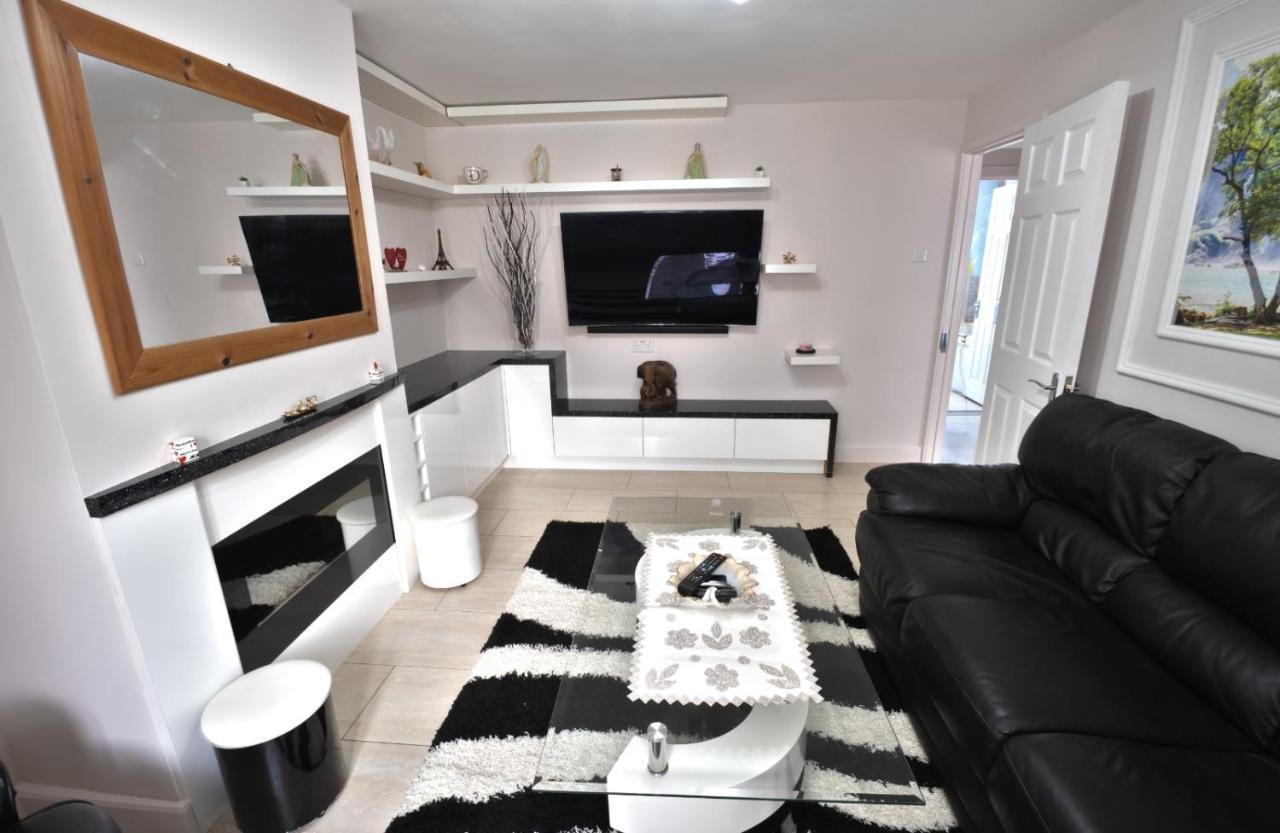 Immaculate 2-Bed Apartment In Isleworth By River Exteriör bild