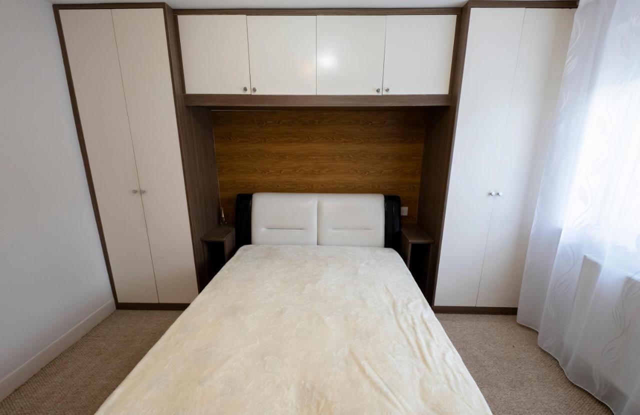 Immaculate 2-Bed Apartment In Isleworth By River Exteriör bild